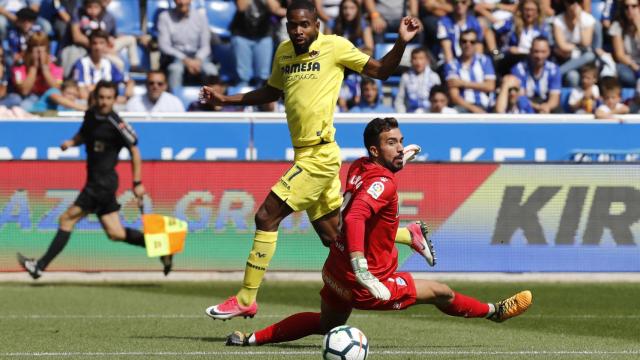 Cedric Bakambu al marcar uno de sus dos goles contra el Alavés.