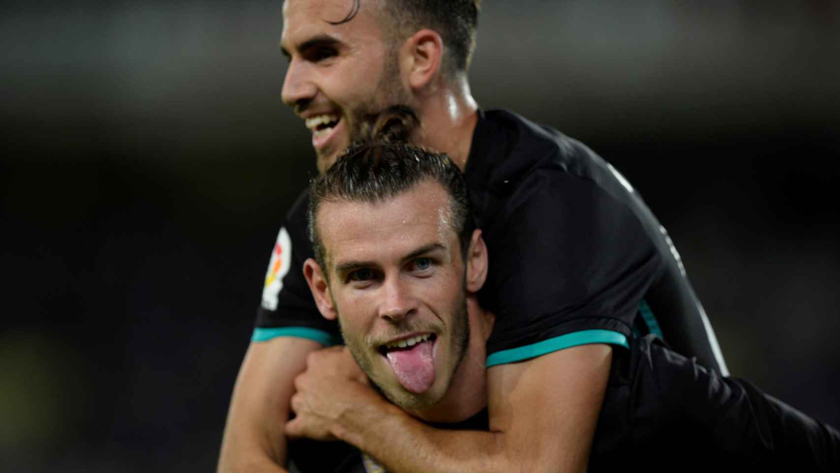 Borja Mayoral y Gareth Bale celebran el gol del galés en Anoeta.