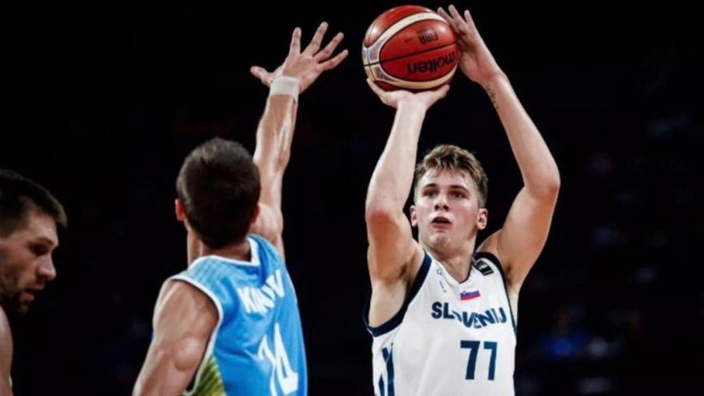 Luka Doncic realizando un tiro durante un partido de Eslovenia. Foto: Twitter (@luka7doncic).