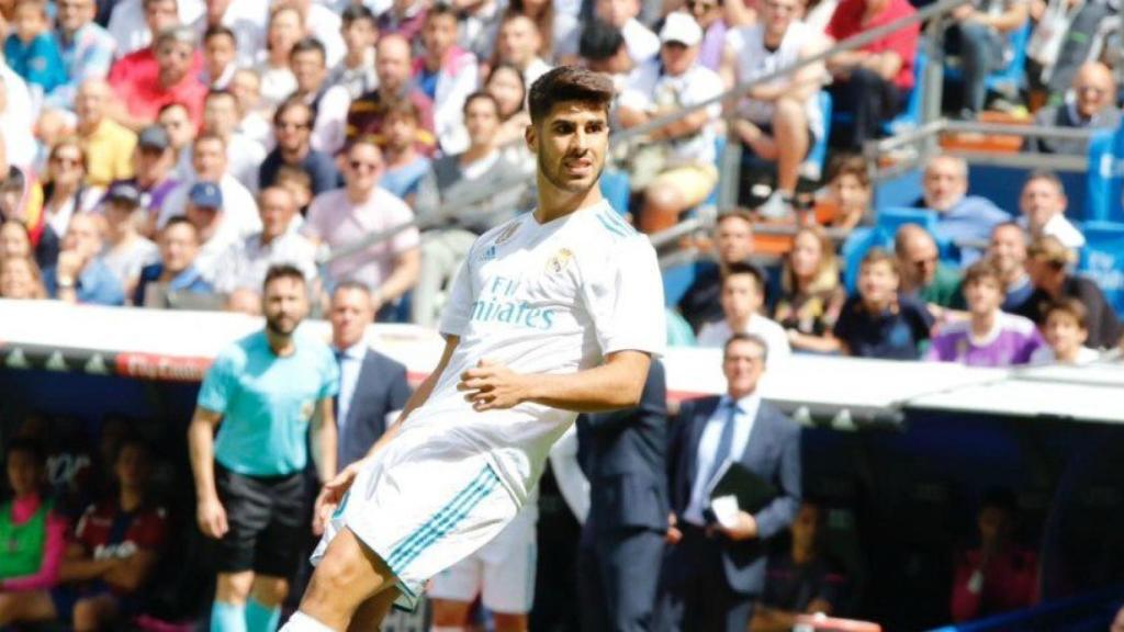 Marco Asensio lo intenta ante el Levante. Foto: Manu Laya / El Bernabéu