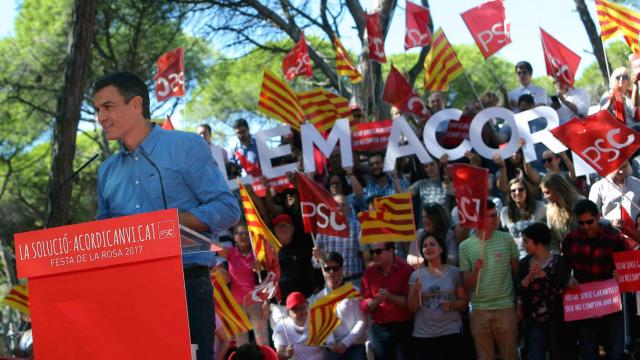 Sánchez, ante miles de persones en la Fiesta de la Rosa de Gavá (Barcelona).