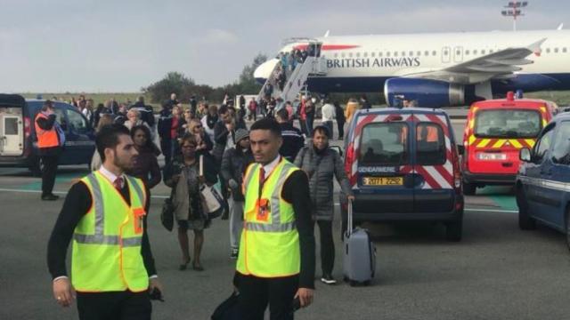 Momento de la evacuación del avión en el aeropuerto Charles de Gaulle.