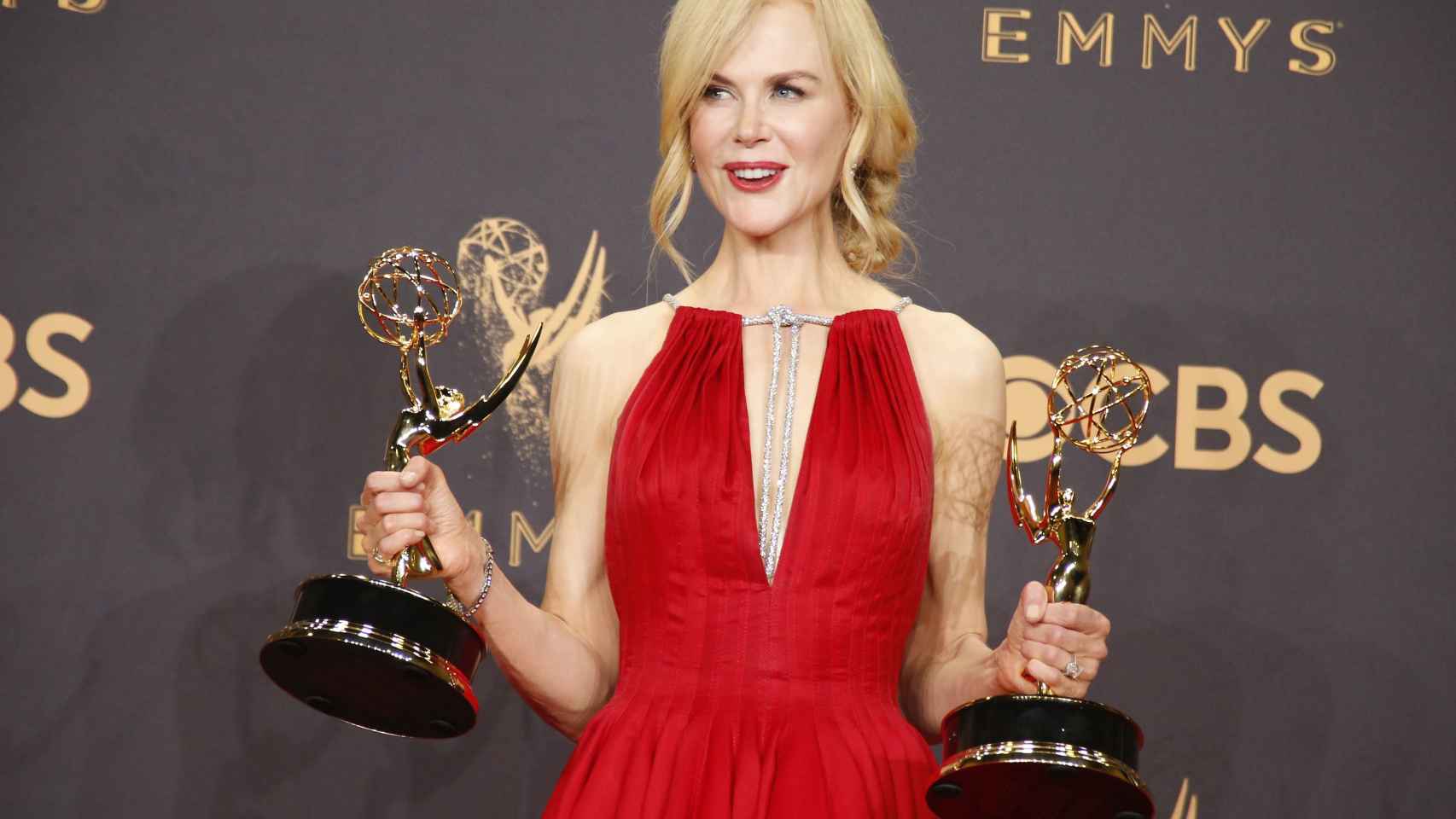 Nicole Kidman, con su Emmy a mejor actriz de miniserie.