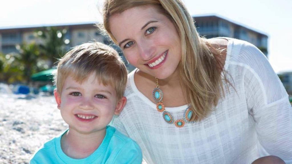 Chad Carr, en una foto junto a su madre Tammi, activista contra el DIPG.