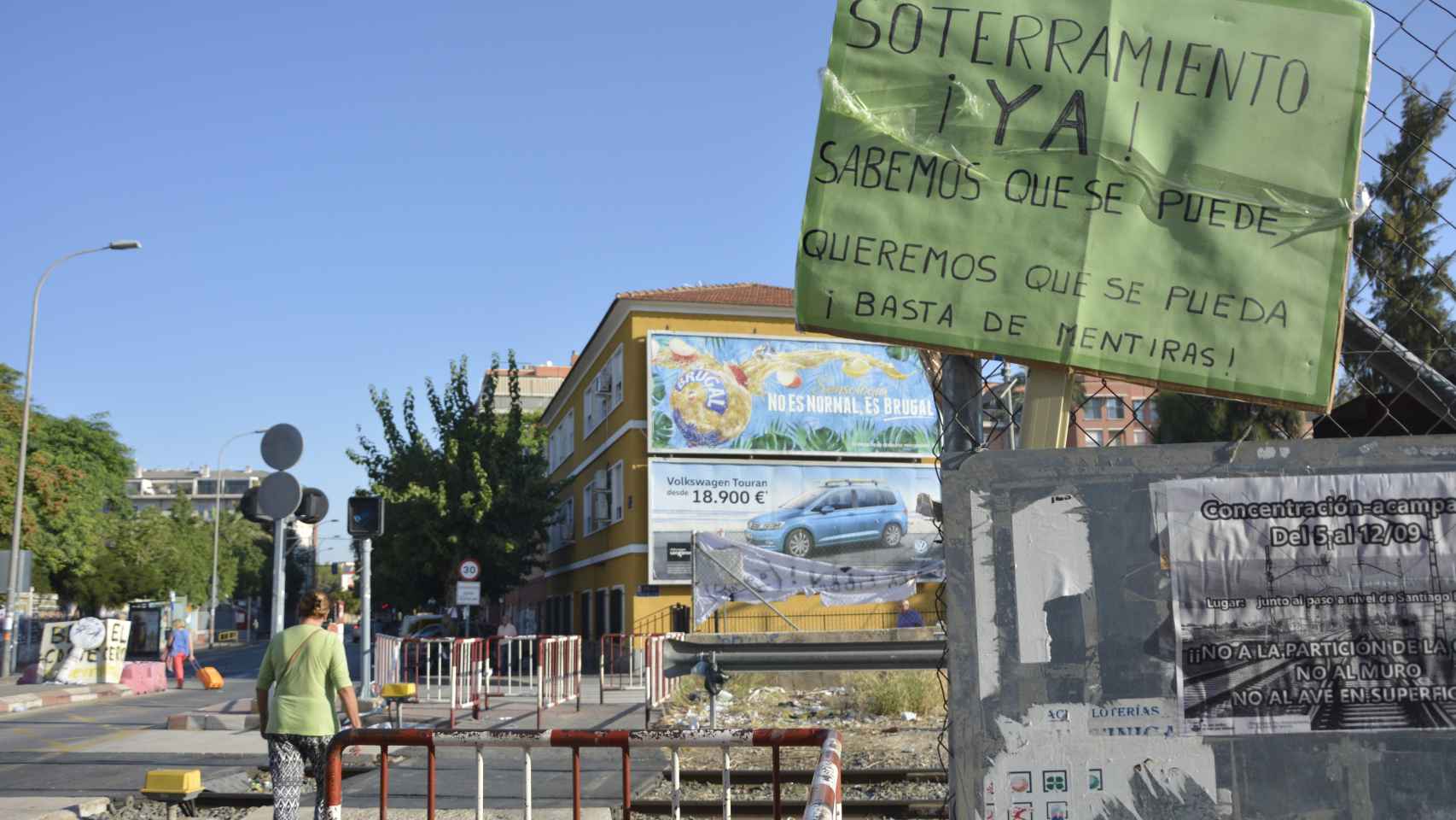 Pancartas contra el muro que dividirá Murcia