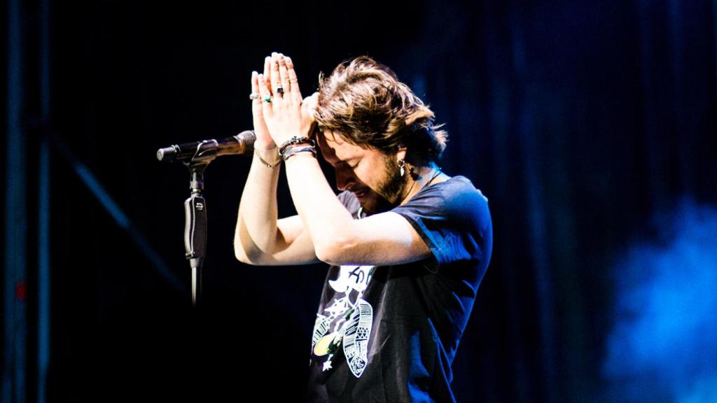 Manuel Carrasco, muy emocionado, en su último concierto en Madrid.