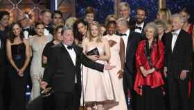 El elenco de 'El cuento de la criada' recoge el Emmy a mejor serie dramática.