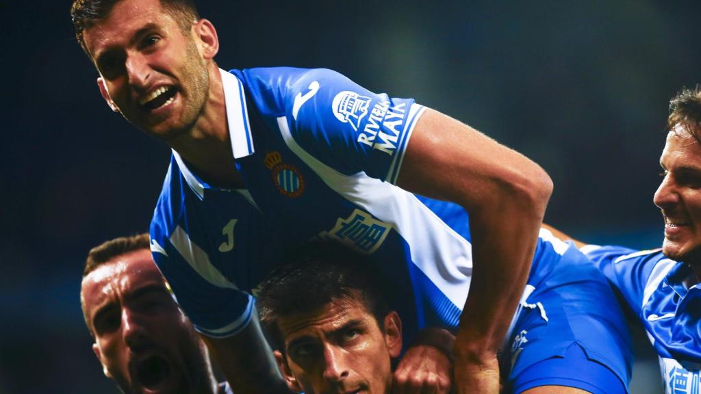 Leo Baptistao, en primer plano, celebra con sus compañeros un gol del Espanyol.