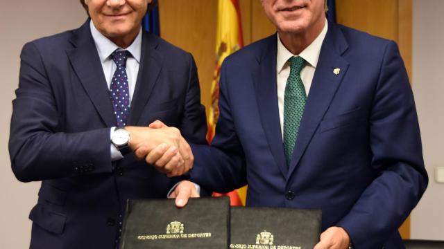 José Ramón Lete y Josep Félix Ballesteros, tras la firma del convenio.