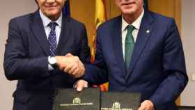 José Ramón Lete y Josep Félix Ballesteros, tras la firma del convenio.