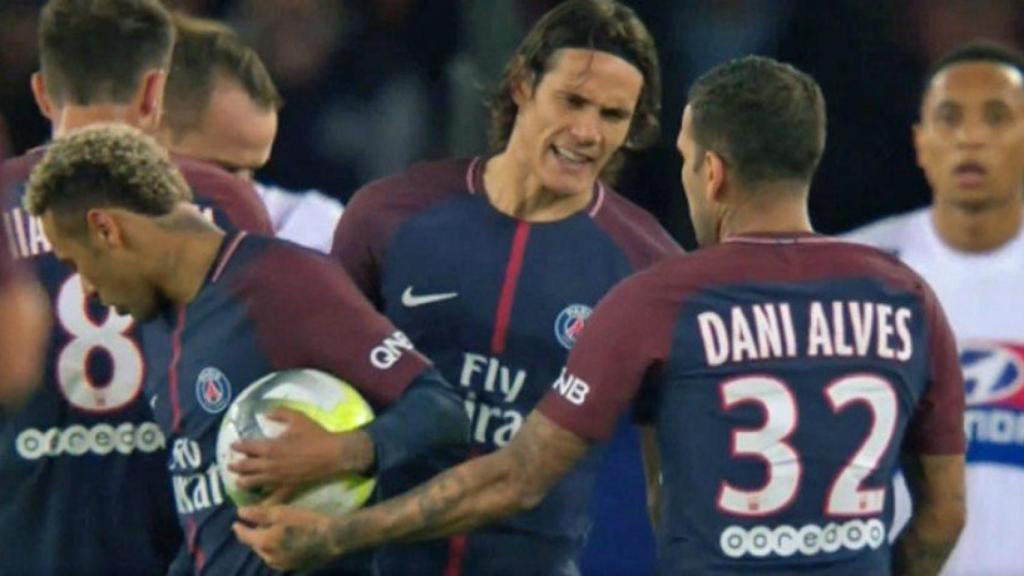 Neymar y Cavani se pelean por lanzar una falta ante el Lyon