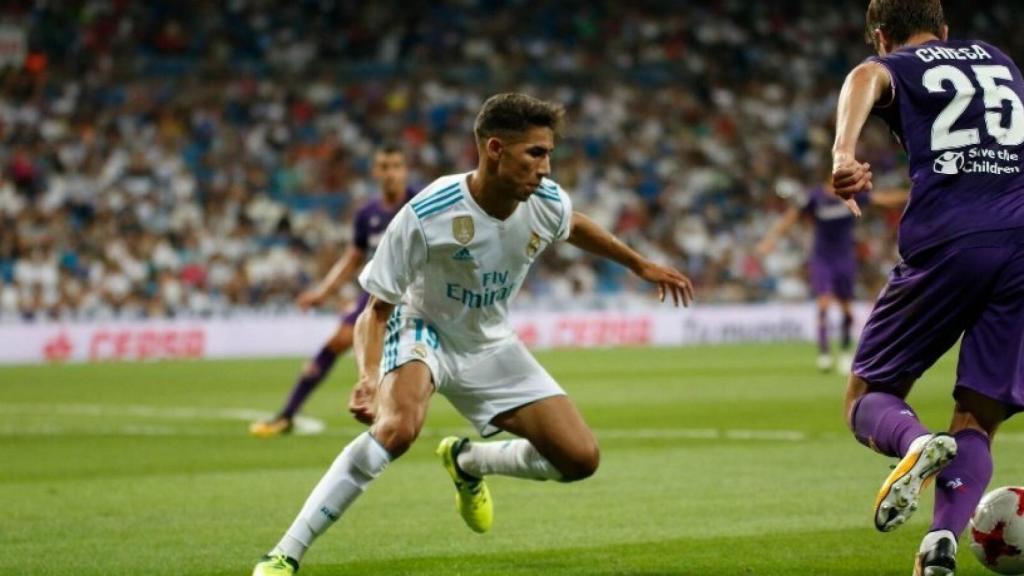 Achraf defendiendo un ataque rival. Foto: Pedro Rodríguez / El Bernabéu