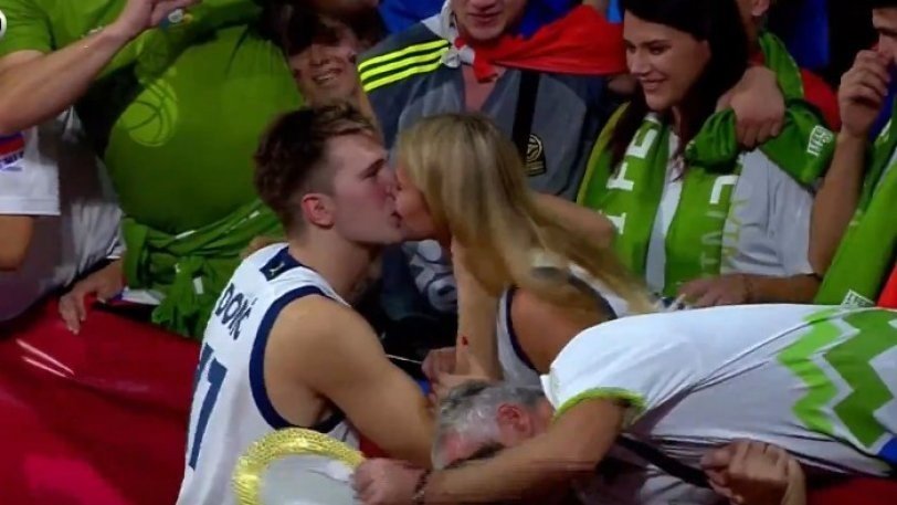 Ana María Goletes, novia de Luka Doncic, besa al madridista durante el EuroBasket