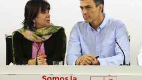 Sánchez, junto a Cristina Narbona, presidenta del PSOE, este lunes en Madrid.