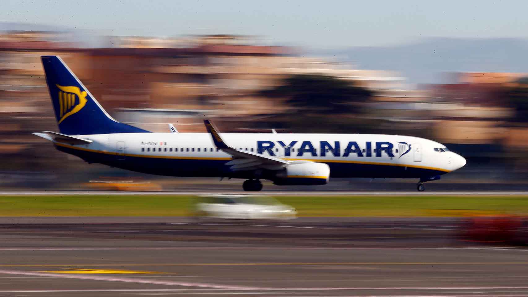 Un avión de Ryanair aterriza en el aeropuerto de Ciampino en Roma.