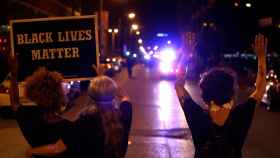 Varias manifestantes en San Luis sostienen un cartel del movimiento de protesta 'Black Lives Matter'