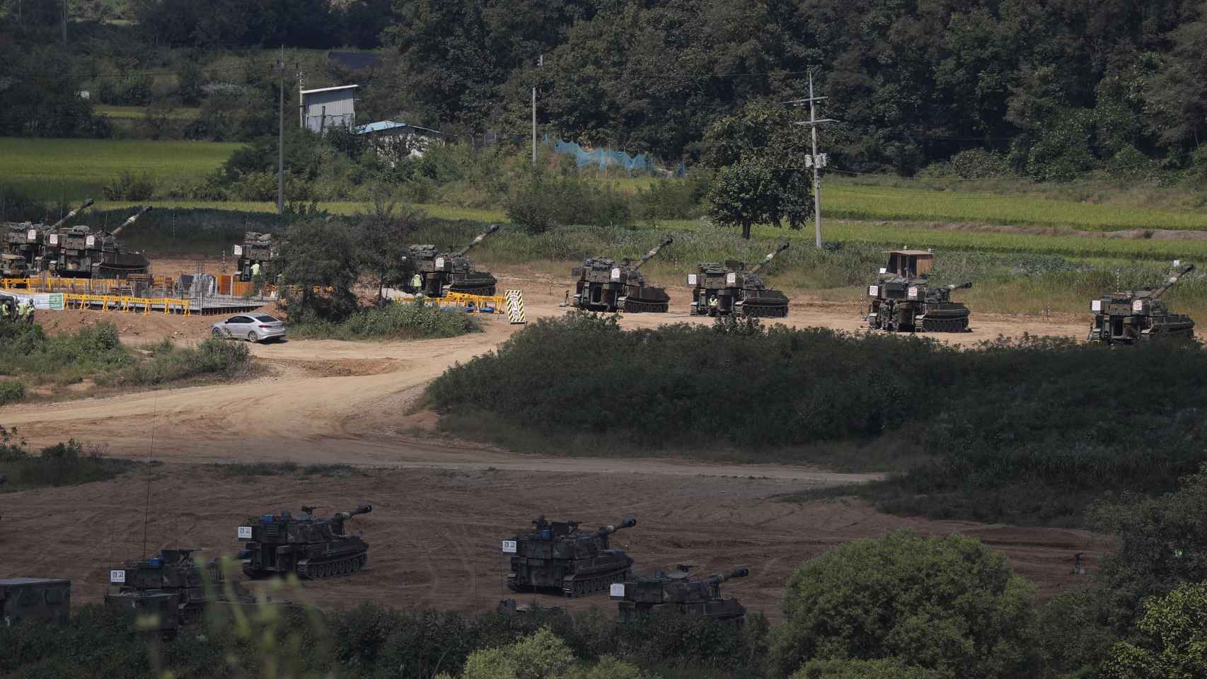 Los soldados surcoreanos con la Artillería Autopropulsada K-55 participan en un ejercicio regular de fuego vivo para prepararse contra un posible ataque de Corea del Norte.