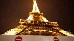 La torre Eiffel cerrada de una foto de archivo.