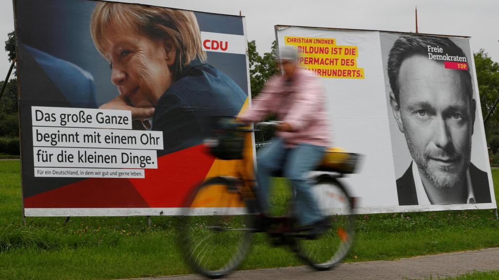 Un cartel de Angela Merkel, candidata del CDU, junto a otro de Christian Lindner, del FDP.