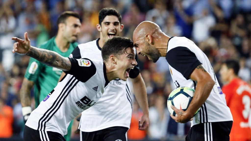 Zaza celebra con Santi Mina uno de sus tres goles.