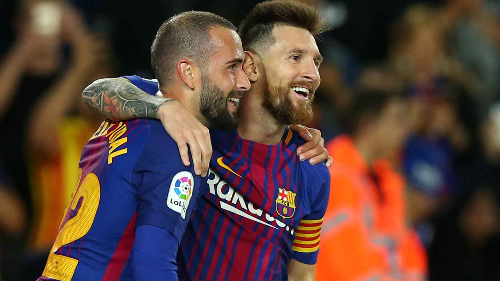 Messi celebra con Aleix Vidal su tercer gol ante el Eibar.