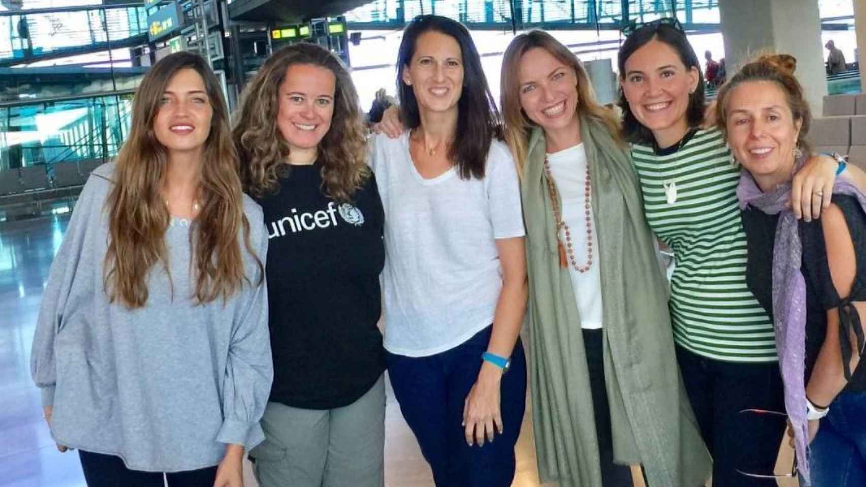 Sara Carbonero junto al grupo de mujeres que marchan a Senegal
