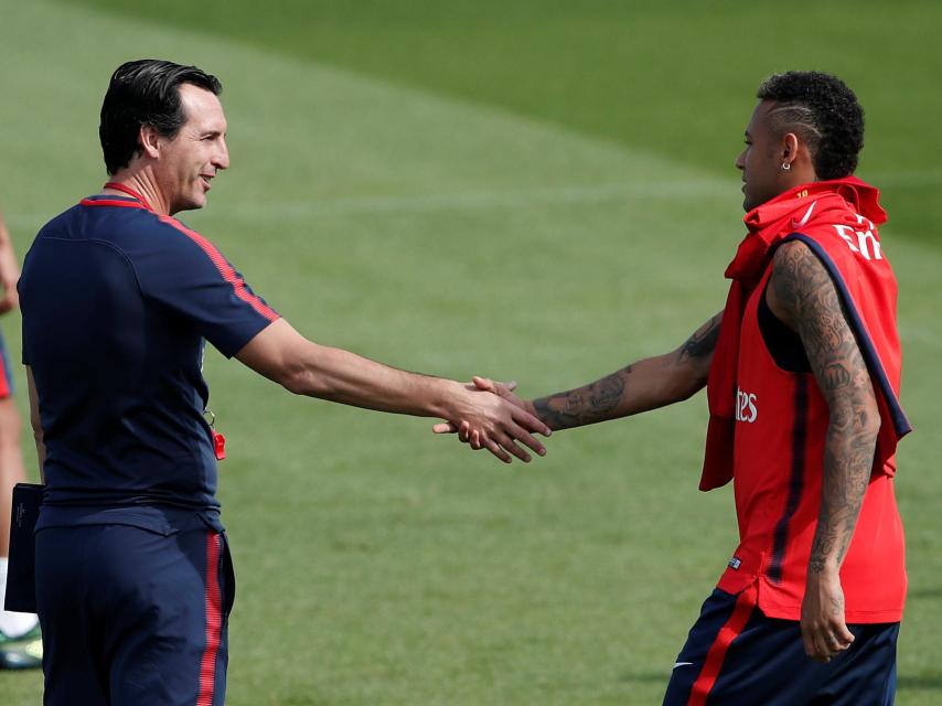 Emery saluda a Neymar durante un entrenamiento.