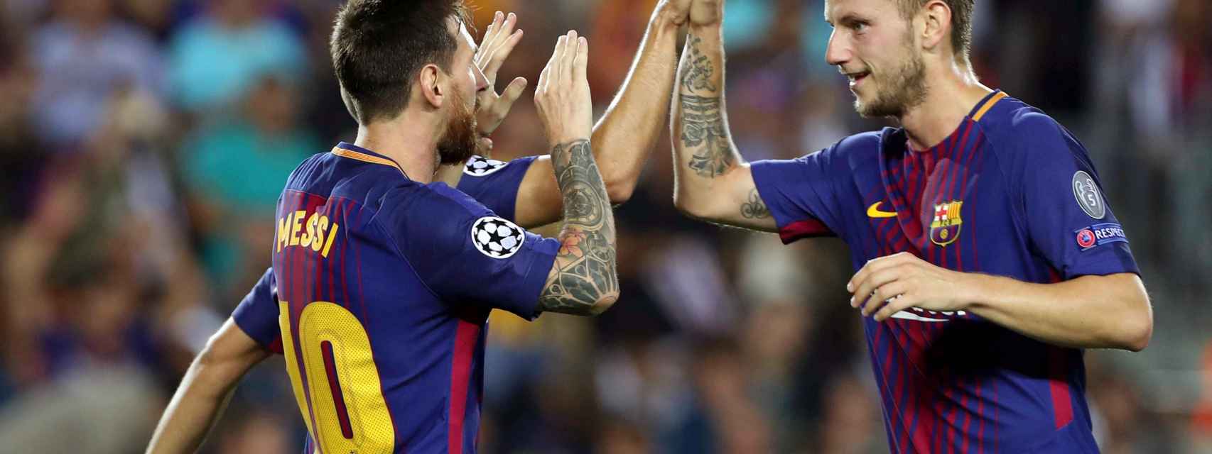 Messi y Rakitic se saludan en un partido.
