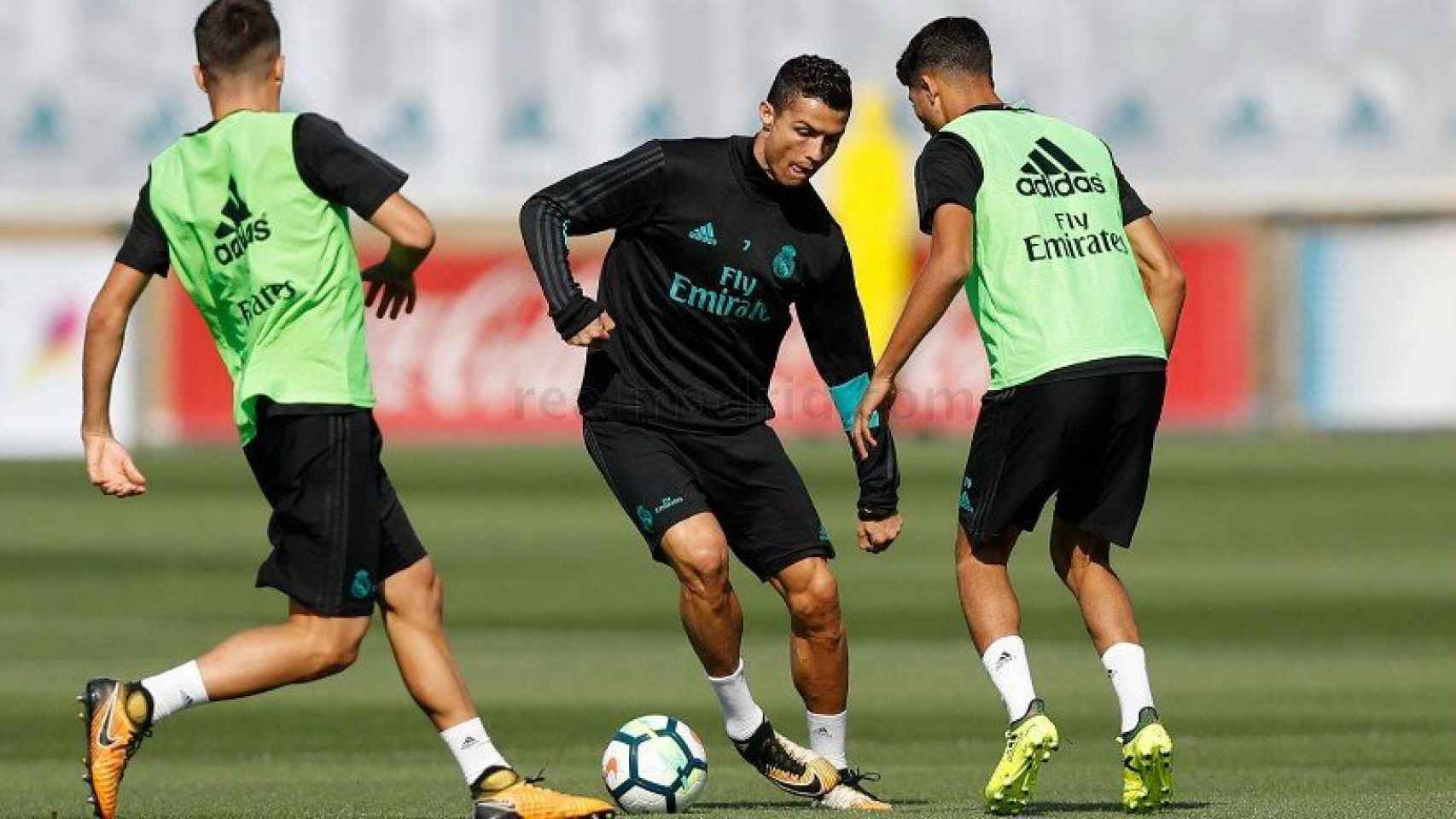 Cristiano Ronaldo encara a Achraf en el entrenamiento del Real Madrid. | Foto: realmadrid.com