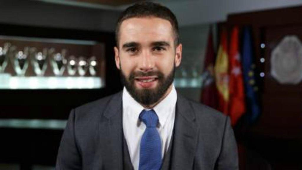 Carvajal en el acto por su renovación. Foto realmadrid.com