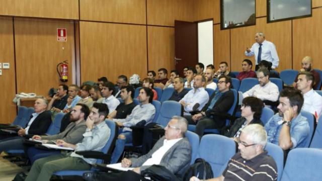 Raúl y Juanfran, en la segunda fila de la parte izquierda, escuchando las explicaciones de Ginés Meléndez