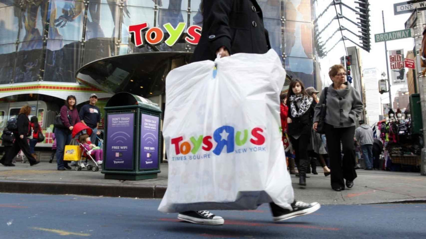 Un cliente de Toys R Us con una bolsa de la tienda, en una imagen de archivo.
