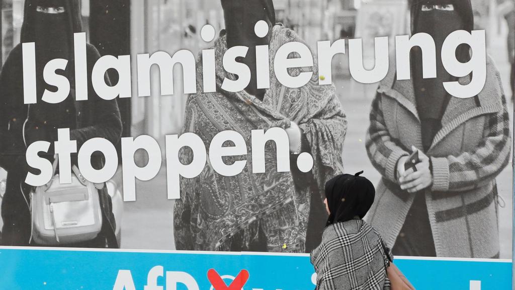 Un cartel xenófobo de los ultraderechistas de AfD.