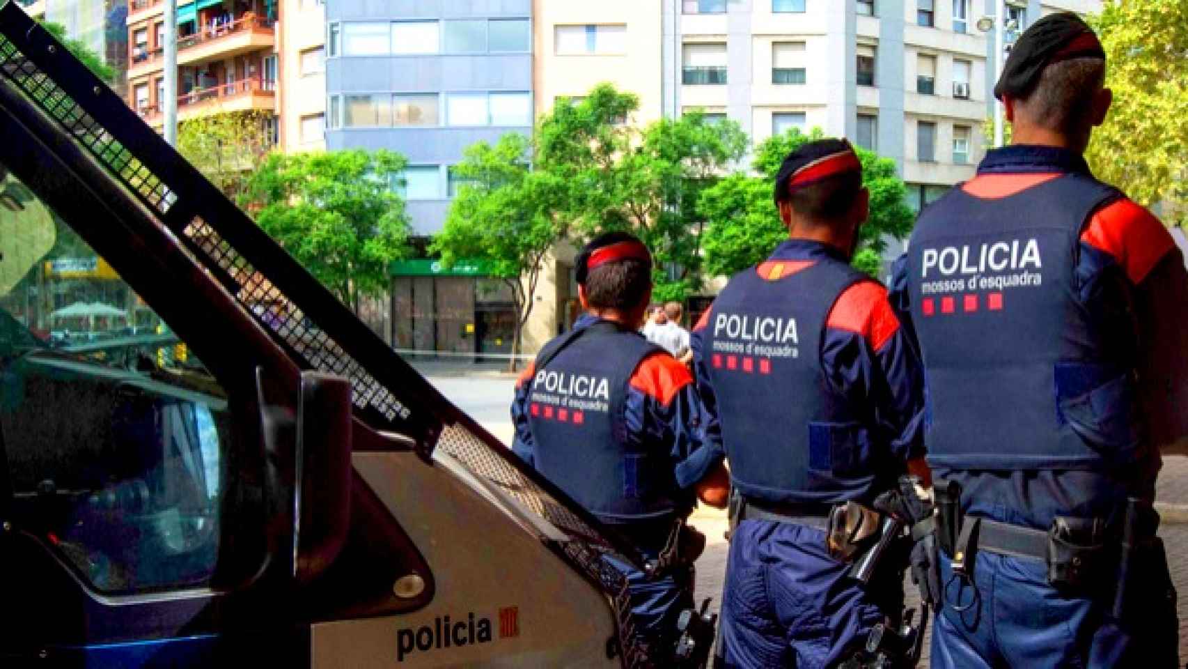 Varios mossos d'Esquadra durante un operativo policial.