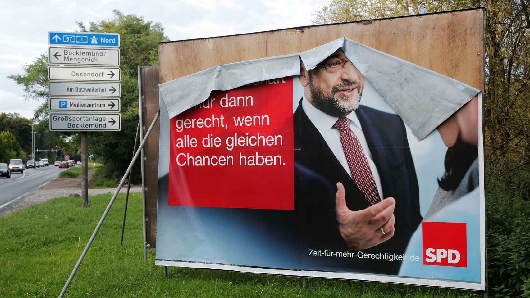 Un cartel electoral de SPD caído con Schulz como candidato.