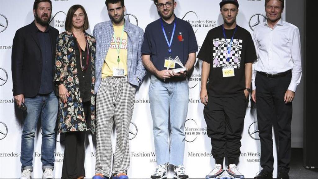 Andrés Aberasturi, Charo Izquierdo, los ganadores del premio y el presidente de Mercedes-Benz en España, Reiner Hoeps..