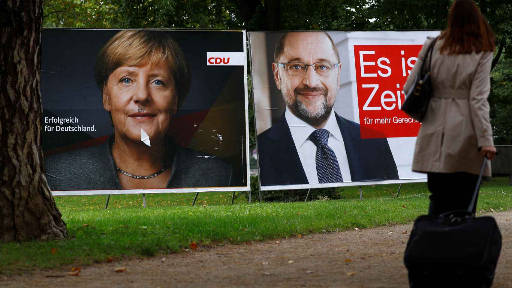 Carteles electorales de la CDU y el SPD en un parque de Fránkfurt.