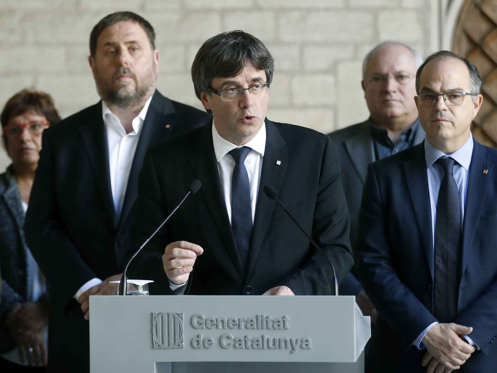 Puigdemont, junto a los miembros de su gobierno en la declaración institucional de hace unos días.