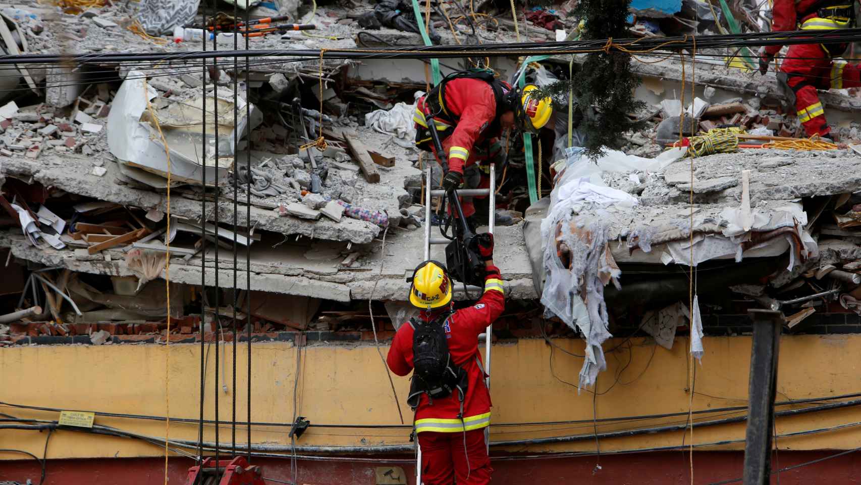 Bomberos trabajan en los escombros de un edificio en la capital mexicana