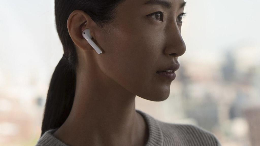 apple airpods auriculares mujer