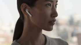 apple airpods auriculares mujer