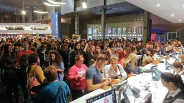 Espectadores hacen cola durante una edición de la Fiesta del Cine.