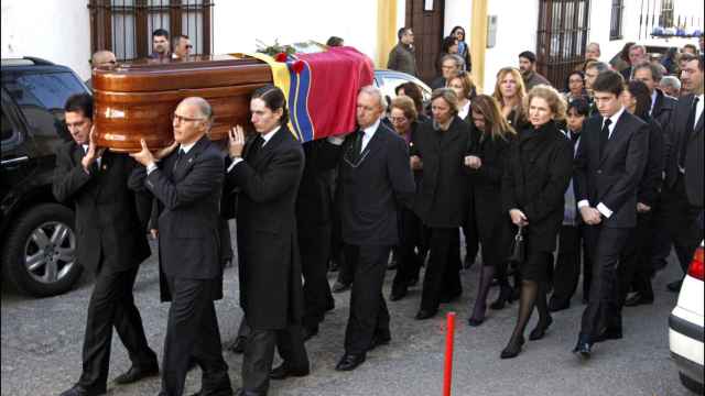 La viuda e hijos de Luisa Álvarez de Toledo (duquesa roja) el día de su entierro.
