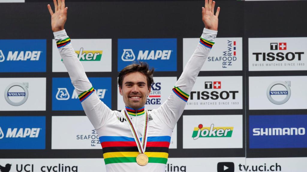 Tom Dumoulin, con el maillot arcoíris, celebra su victoria.