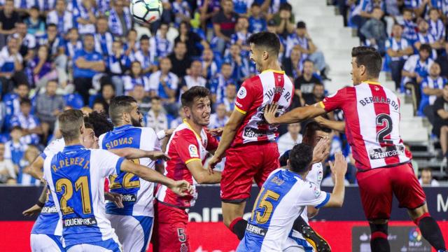 Juanpe remata de cabeza un saque de esquina en Butarque.