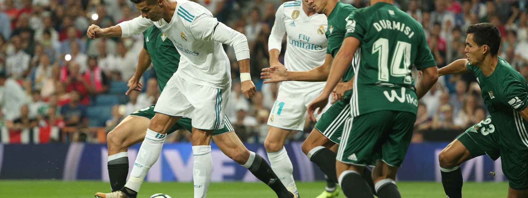Cristiano intenta disputar un balón en el Real Madrid - Betis.