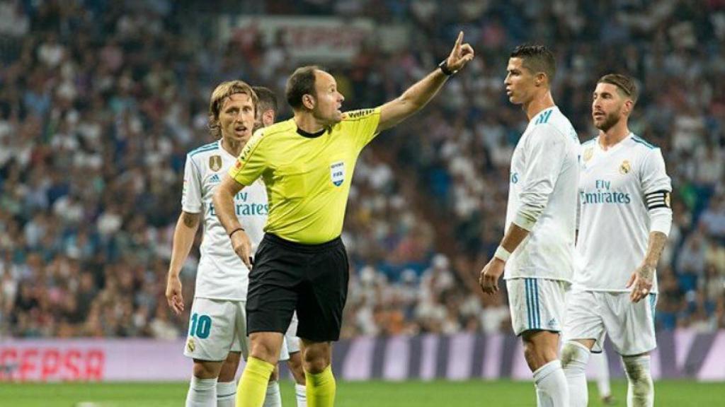 Cristiano habla con Mateu Lahoz. Foto: Pedro Rodríguez / El Bernabéu