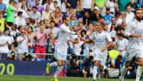 Bale felicita a Lucas por su gol. Foto: Manu Laya / El Bernabéu