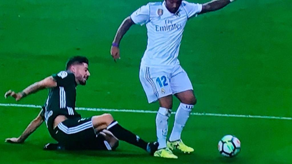 Marcelo pide penalti frente al Betis