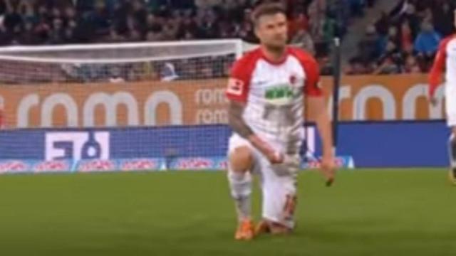 Daniel Baier, capitán del Augsburgo, simulando una masturbación.